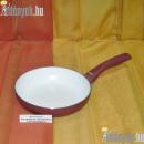 Alacsony oldalú gömbölyded nyeles sütőedény 20 cm átmérővel, 4,60 cm magas, nyéllel 36,50 cm hosszú.