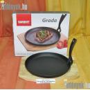 Alacsonyfalu gömbölyded alakú sütőedény fedő nélkül, 2,40 cm magas, 22 cm átmérővel, fa alátéttel.
