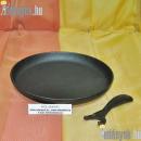 Alacsonyfalu gömbölyded alakú sütőedény fedő nélkül, 2,40 cm magas, 22 cm átmérővel, fa alátéttel.