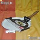 Lapos, nyeles 28 cm átmérőjű, 1,80 cm magas, nyéllel 49,50 cm hosszú, bevonatos kerek sütőedény.
