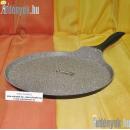 Lapos, nyeles 28 cm átmérőjű, 1,68 cm magas, nyéllel 50 cm hosszú, gránit bevonatos kerek sütőedény.