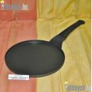 Alacsony oldalú gömbölyded nyeles sütőedény. Átmérő 26 cm, magasság 1.50 cm, nyéllel 47 cm hosszú.
