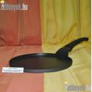 Alacsony oldalú gömbölyded nyeles sütőedény. Átmérő 26 cm, magasság 1.50 cm, nyéllel 47 cm hosszú.