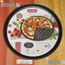 Alacsony oldalú kör alakú, alulról fölfelé szélesedő 32 cm átmérőjű lyukasztott aljú sütőedény.