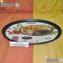 Alacsony oldalú kör alakú, alulról fölfelé szélesedő 32 cm átmérőjű lyukasztott aljú sütőedény.
