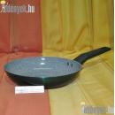 Alacsony oldalú gömbölyded nyeles sütőedény 24 cm átmérővel, 4,20 cm magas, nyéllel 38 cm hosszú.