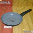 Alacsony oldalú gömbölyded nyeles sütőedény 24 cm átmérővel, 4,20 cm magas, nyéllel 38 cm hosszú.