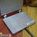 Fa markolatú hosszú nyelű két egymásra záródó vastag lapból álló sütőforma, ropogós ostyák sütésére.