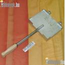 Fa markolatú hosszú nyelű két egymásra záródó vastag lapból álló sütőforma, ropogós ostyák sütésére.