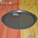 Alacsony oldalú kör alakú, alulról fölfelé szélesedő 35.50 cm átmérőjű lyukasztott aljú sütőedény.