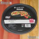 Alacsony oldalú kör alakú, alulról fölfelé szélesedő 35.50 cm átmérőjű lyukasztott aljú sütőedény.