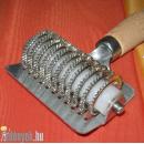 11 vágókoronggal rendelkező T alakú eperlevélvágó eszköz. Hossza markolattal 17 cm, szélessége 6 cm