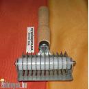 11 vágókoronggal rendelkező T alakú eperlevélvágó eszköz. Hossza markolattal 17 cm, szélessége 6 cm