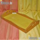 Téglalap alakú fatálca, reggeliző tálca fogóval 50×29 cm-es, oldalak magassága 5 cm, fogóknál 9 cm.